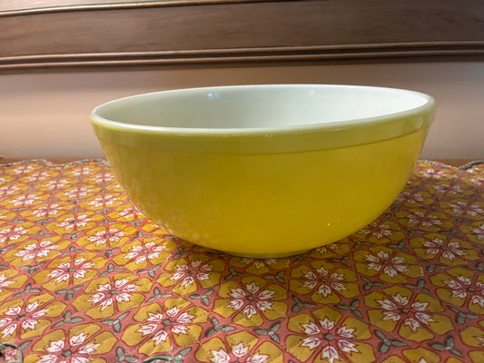 Vintage Pyrex mixing bowl