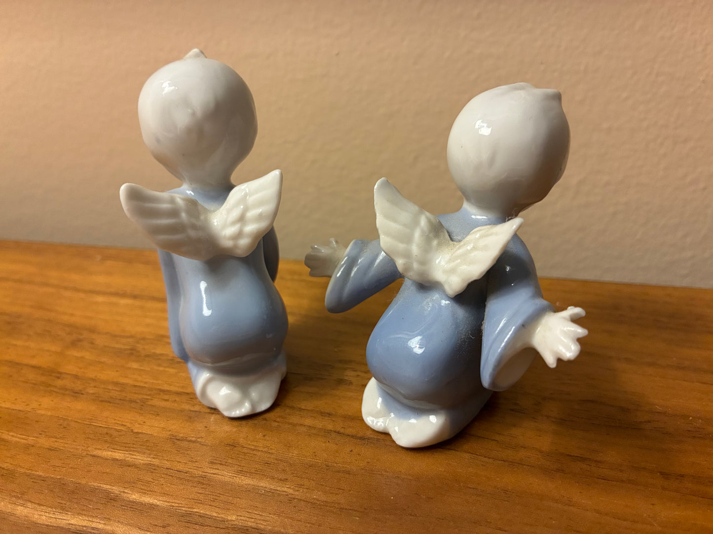 Set of 2 darling in Arco miniature angels in blue and white