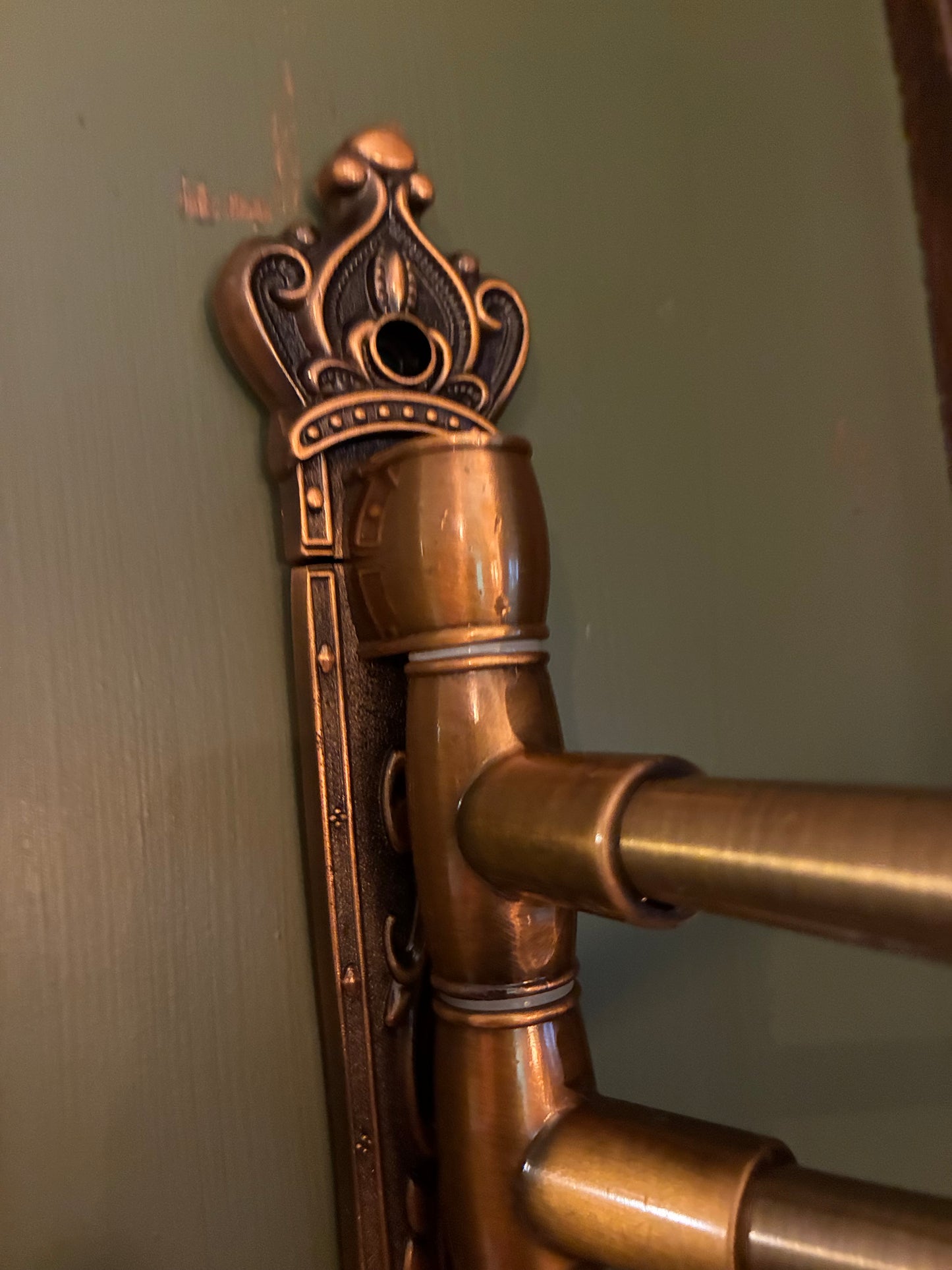 Towel rack with swivel rods