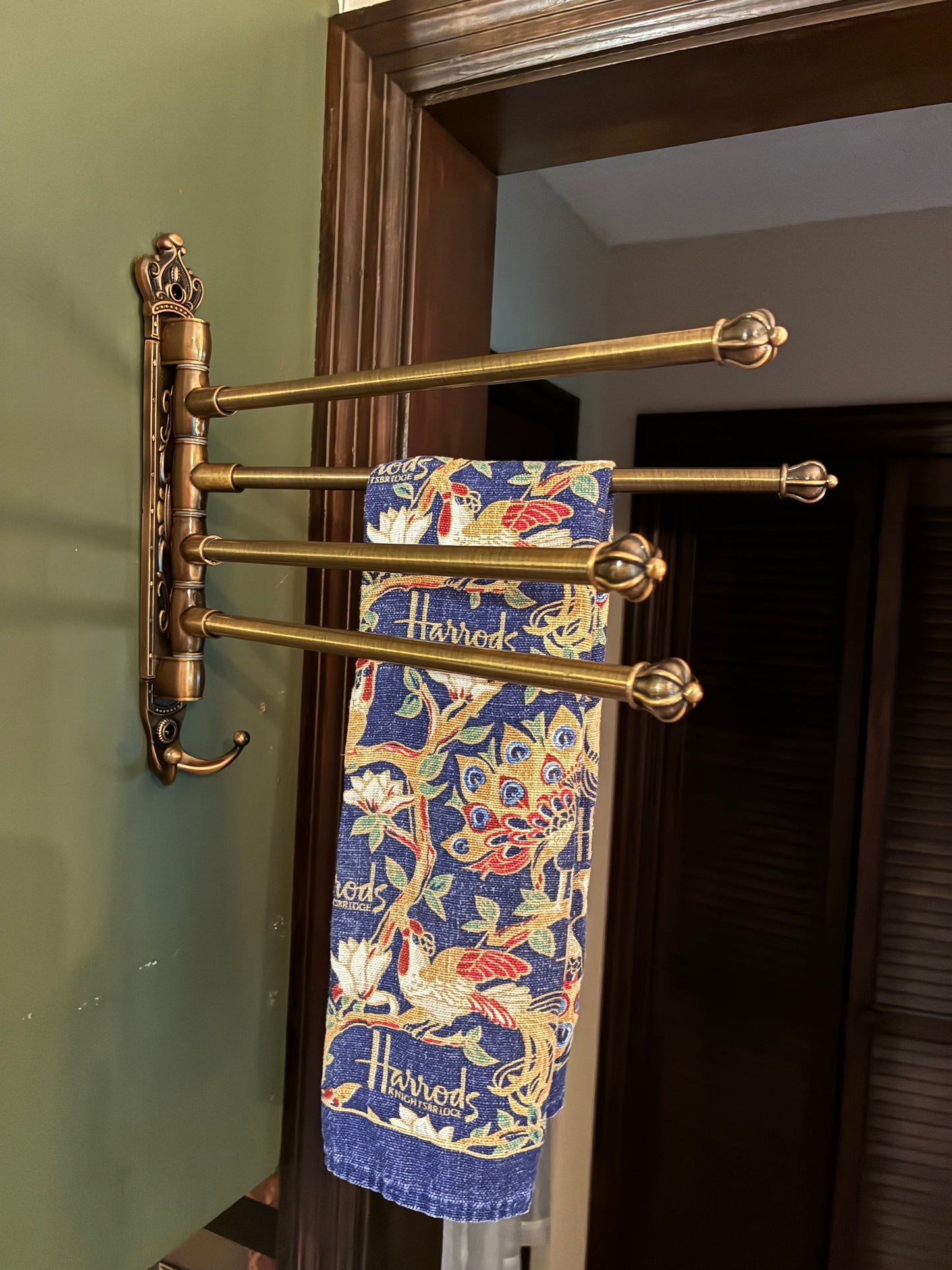 Towel rack with swivel rods